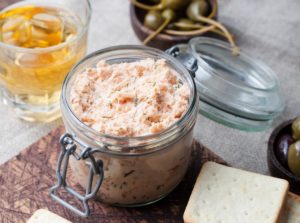 klassisk Tunmousse opbevaret i køkkenet